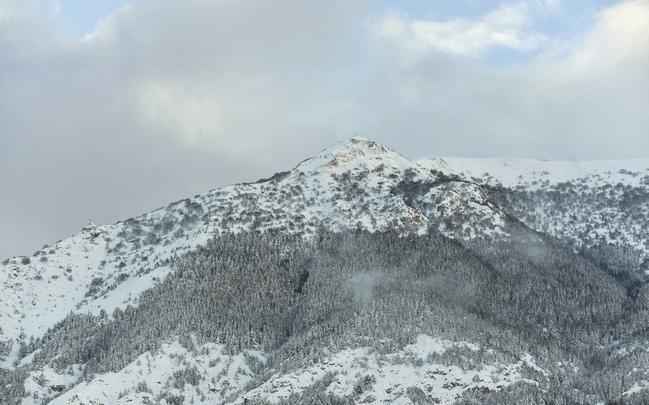 Vista da montanha de onde ocorreu a avalanche