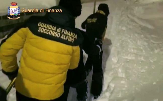 As equipes de resgate também demoraram a chegar ao local porque as vias de acesso estavam bloqueadas pela neve