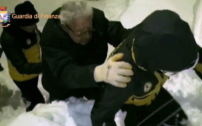 Imagens do resgate de sobreviventes: equipes de socorro afirmam que há mortos no local