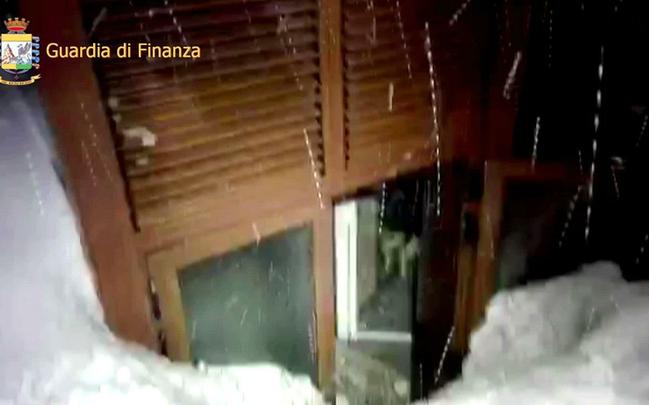 O hotel está localizado no maciço do Gran Sasso (cerca de 1,3 mil metros de altura), na cordilheira dos Apeninos