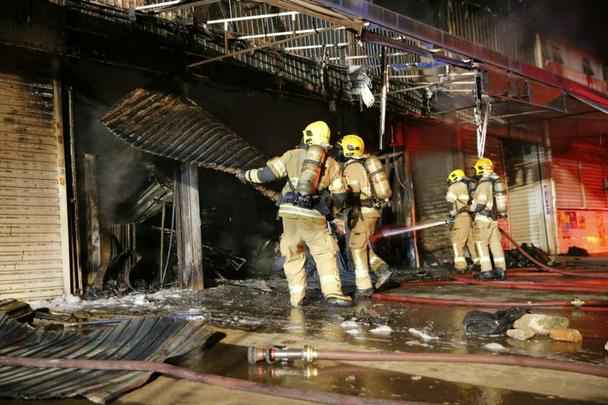 De acordo com o Corpo de Bombeiros, o fogo começou por volta das 2h