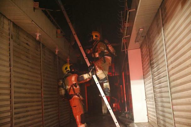 Para chegar ao foco do incêndio, bombeiros precisaram arrombar uma das portas 