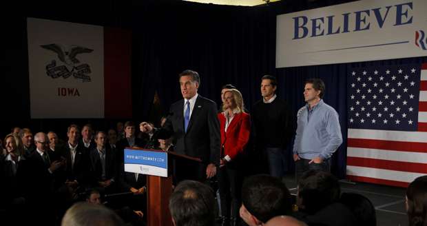 'Vamos mudar a Casa Branca e colocar os Estados Unidos novamente no bom caminho', disse Romney ao cumprimentar seus adversários republicanos (Brian Snyder)