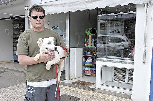 O servidor público Mario Augusto com a cadela encontrada no último dia de 2011: mensagens diárias nas redes sociais em busca do dono (Gustavo Moreno/CB/D.A Press)
