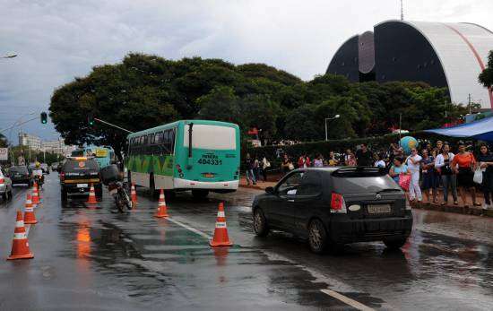 Mulher foi atingida pela moto quando atravessava a rua em frente a um ônibus que estava parado (Ed Alves/Esp. CB/D.A. Press)