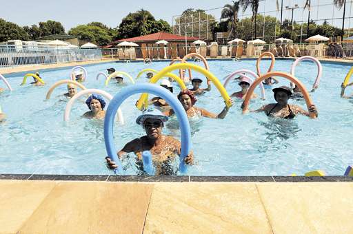 Sessão de hidroginástica em um clube de Brasília: hábitos saudáveis evitam sobrecarregar convênios (Rafael Ohana/CB/D.A Press - 16/9/09)