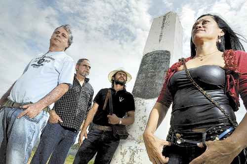 Robson Eleutério (E), com integrantes do grupo que pleiteia o tombamento: 'Ele (o obelisco) ficou esquecido durante muitos anos pelos governos' (Carlos Vieira/CB/D.A Press)