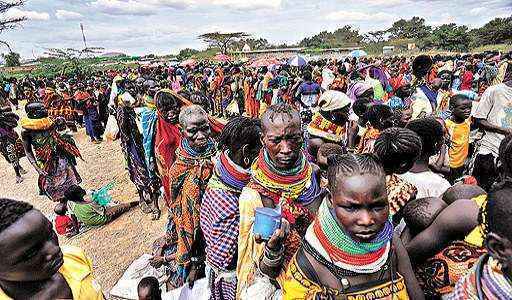 Fila para receber comida no Quênia: hoje, a produção ainda é suficiente para  alimentar toda a população mundial  (Simon Maina/AFP - 8/8/11)
