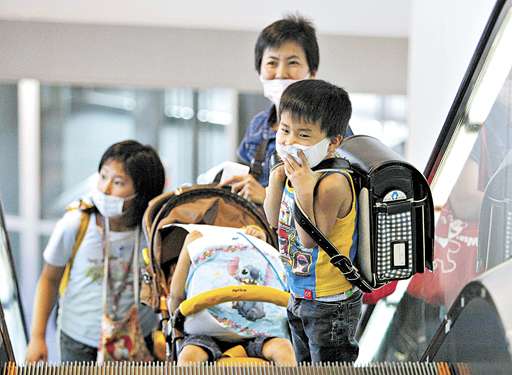 Japoneses com máscaras: Ásia é a região mais afetada pela gripe aviária (Issei Kato /Reuters-29/4/09)