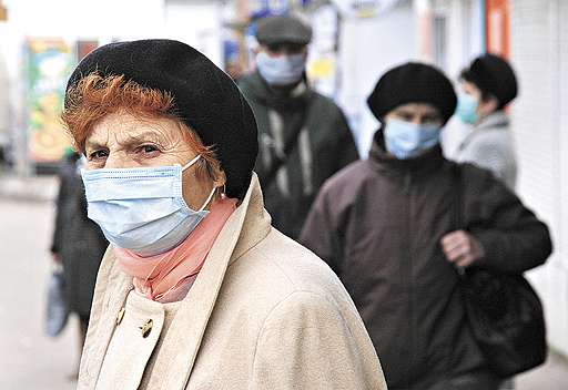 Pessoas usam máscara na Ucrânia durante a pandemia de gripe suína: mutação do vírus influenza surgida em 2009 deixou 17,4 mil mortos em todo o mundo (Viktor Gurniak/Reuters - 31/10/09 )