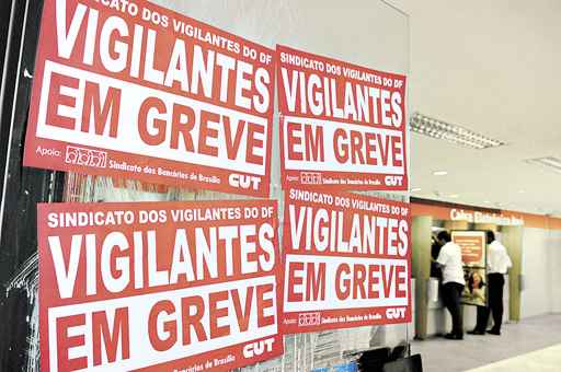 Paralisa��o dos vigilantes atingiu em cheio os bancos, que, por lei, n�o podem funcionar sem esquema de seguran�a (Janine Moraes/CB/D.A Press)