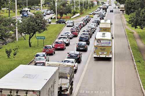 Na EPNB, a faixa restrita aos ônibus deu mais agilidade às viagens em coletivos, mas carros particulares ainda desrespeitam a determinação (Breno Fortes/CB/D.A Press) Na EPNB, a faixa restrita aos ônibus deu mais agilidade às viagens em coletivos, mas carros particulares ainda desrespeitam a determinação (Breno Fortes/CB/D.A Press)