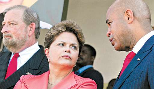Dilma conversa com Michel Martellyi: presidente garantiu a presença das forças brasileiras a fim de preservar a estabilidade política na região e explicou as medidas para a imigração (Swoan Parker/Reuters) Dilma conversa com Michel Martellyi: presidente garantiu a presença das forças brasileiras a fim de preservar a estabilidade política na região e explicou as medidas para a imigração (Swoan Parker/Reuters)