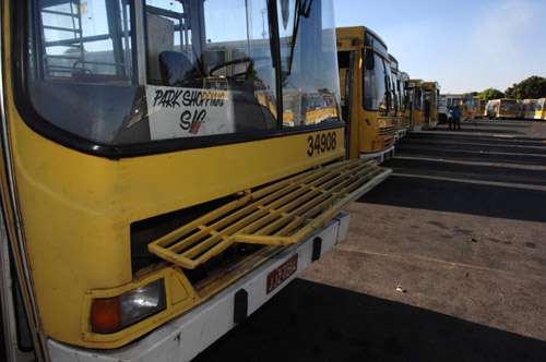 Ônibus velhos parados no estacionamento do Estádio Nacional de Brasília: risco diário para os usuários do transporte público da capital federal (Cadu Gomes/cb/d.a Press - 10/8/98)