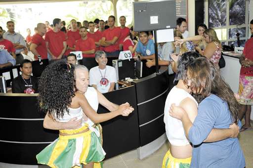 Jorge Carvalho dança com uma aluna para a plateia de doadores: atividade, segundo ele, 'potencializa o sangue' (Gustavo Moreno/CB/D.A Press)