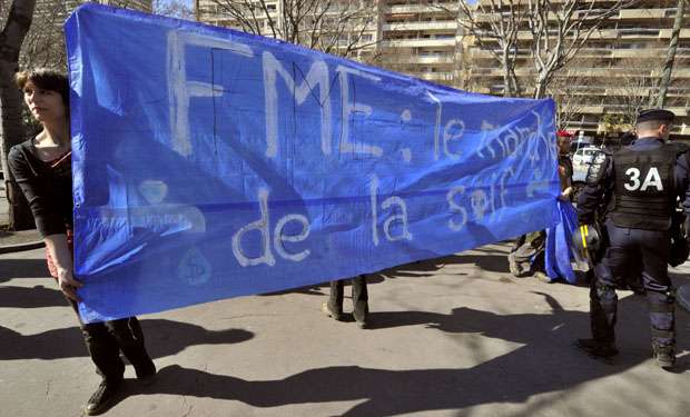 Manifestantes expõem faixa com os dizeres 'Fórum Mundial da Água, o mercado da sede' (Boris Horvat)