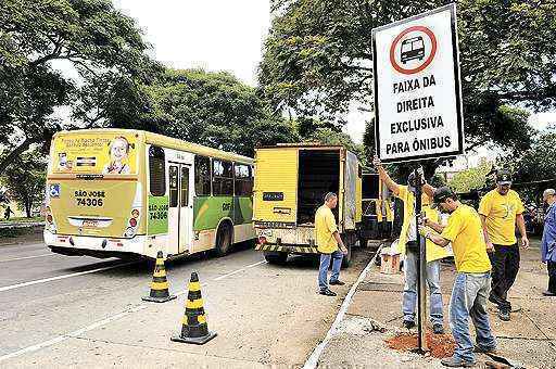 Sinalização:  operários colocam as placas indicativas do corredor exclusivo para coletivos (Marcelo Ferreira/CB/D.A Press)