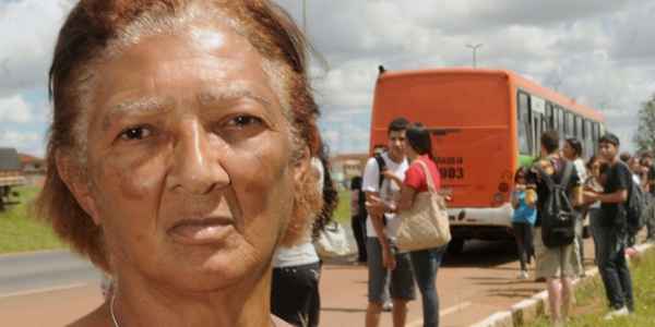 Um dia depois do protesto que fechou a BR-020, outro ônibus parou de funcionar na mesma via: Marta dos Santos se atrasou para a consulta (Janine Moraes/CB/D.A Press )