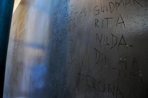 Nomes das pessoas que ficaram presas eram escritos na parede (Iano Andrade/CB/D.A Press)