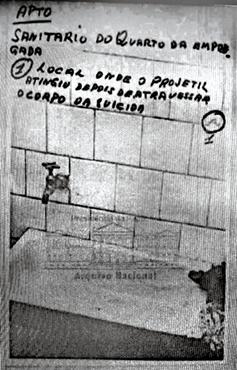 Reprodução da fotografia da parede do banheiro com a marca da bala que matou Iara: registro histórico (Reprodução)
