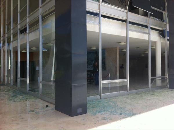 A fachada de vidro voltada para o Palácio do Planalto veio ao chão (Monique Renne/CB/D.A.Press)
