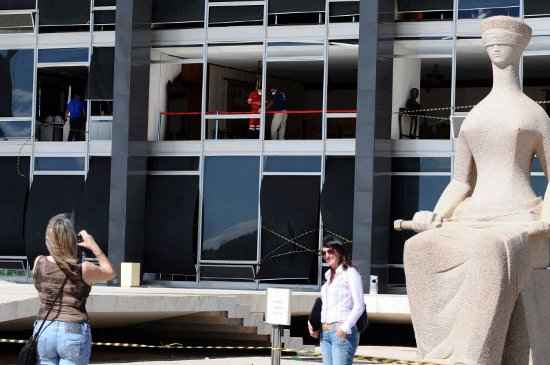 Turistas tiram fotos enquanto funcionários fazem a limpeza do prédio do STF (Bruno Peres/ CB/ D.A Press)