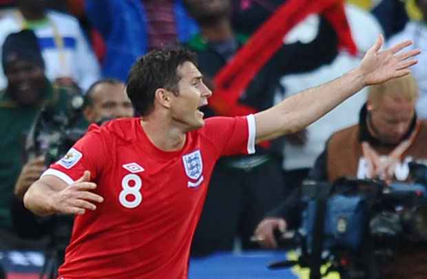 Meio-campista da seleção da Inglaterra, Frank Lampard, reclama de gol legítimo mal anulado na Copa do Mundo de 2010, em partida contra a Alemanha (PAUL ELLIS / AFP PHOTO)