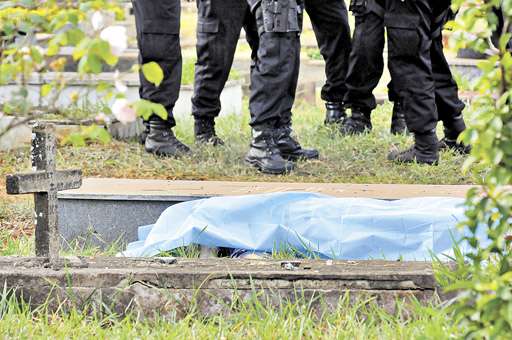 Corpo de Tapajós no Campo da Esperança: segundo a polícia, os assassinos agiram com frieza (Adauto Cruz/CB/D.A Press)