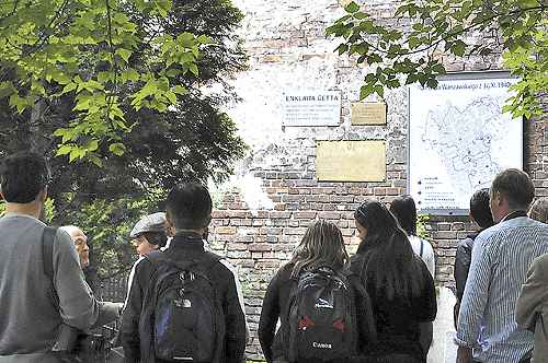 Turistas observam a única parte que restou do muro que cercava o gueto, onde milhares foram confinados (Luís Tajes/CB/DA Press  - 14/6/12)