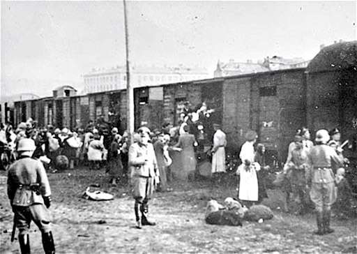 Soldados nazistas inspecionam o embarque de judeus no chamado 'trem da morte', rumo às câmaras de gás, na Umschlagplatz (USHMM/Divulgação)