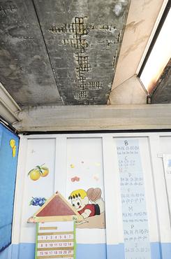 A Escola Classe 59 de Ceilândia ficou com a pior colocação: teto 
danificado e chuva nas salas de aula (Monique Renne/CB/DA Press)