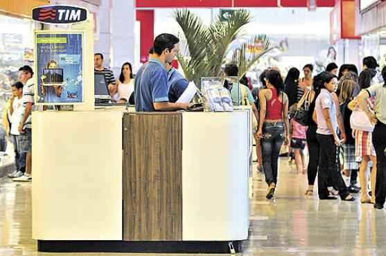 Lojas de shopping centers ficaram vazias ontem. Funcionários foram orientados a explicar aos clientes a suspensão da oferta de linhas (Antonio Cunha/Esp CB/ DA Press)