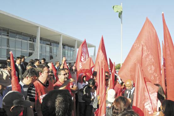 Docentes em greve há mais de dois meses fizeram manifestação na Esplanada dos Ministérios para pressionar por aumento. Fatura passou de R$ 3,9 bi para R$ 4,2 bi por ano (Janine Moraes/CB/DA Press)