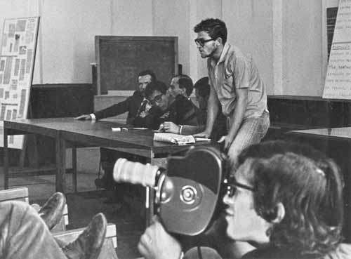 Honestino Guimarães (em pé, à direita) foi um dos estudantes perseguidos pelos militares na UnB (Arquivo CB/D.A Press - 1973)