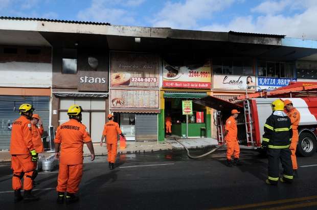 Bombeiros em ação para combater incêndio em restaurante da Asa Sul (Bruno Peres/CB/D.A Press
)