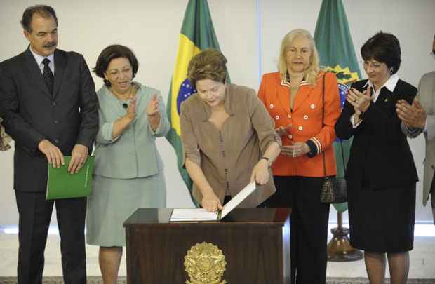 Em cerimônia reservada com ministros e parlamentares, Dilma Rousseff referendou a lei das cotas. Institutos técnicos também usarão método (Fábio Rodrigues Pozzebom/ABr)