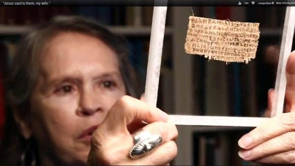 Pesquisadora Karen L. King, que mostra o papiro que faz menção à mulher de Jesus Cristo.  (Youtube/Reprodução)