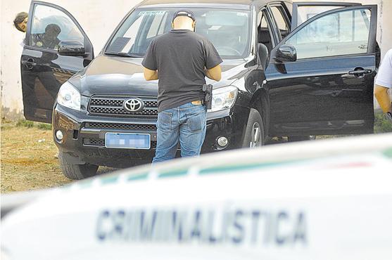 Peritos do Instituto de Criminalística vistoriaram o carro do diplomata, encontrado na altura da EQNM 20/22, em Ceilândia Norte (Marcelo Ferreira/CB/DA Press)