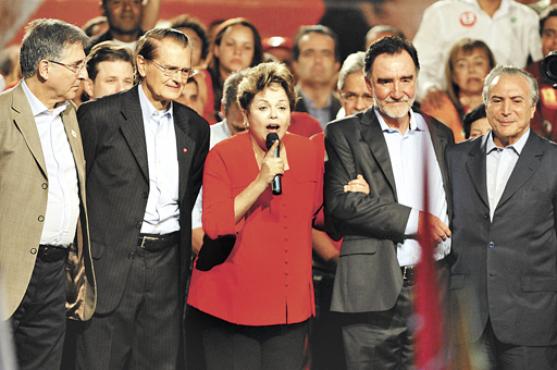Dilma segura o braço de Patrus: candidato do PT luta para reduzir a vantagem do atual prefeito, Marcio Lacerda (Alexandre Guzanshe/EM/DA Press)