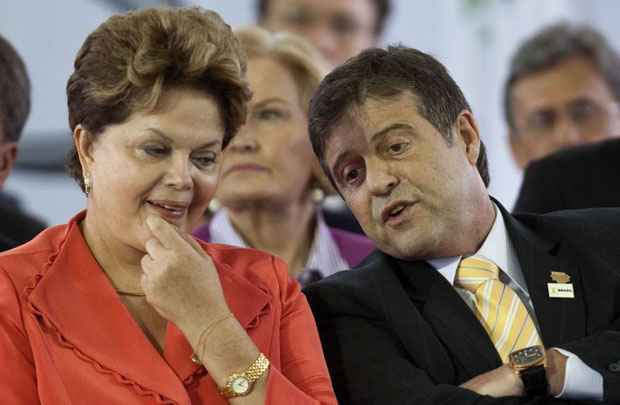 Dilma e o ministro da Agricultura, Mendes Ribeiro: MP do Código Florestal deve ter poucas surpresas (Jefferson Bernardes/AFP)