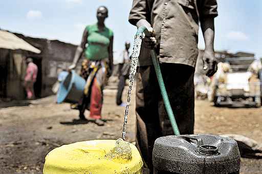 População compra água em Nairóbi: 1,4 bilhão de pessoas têm dificuldade de acesso ao líquido no mundo (Tony Karumba/AFP - 22/3/12)