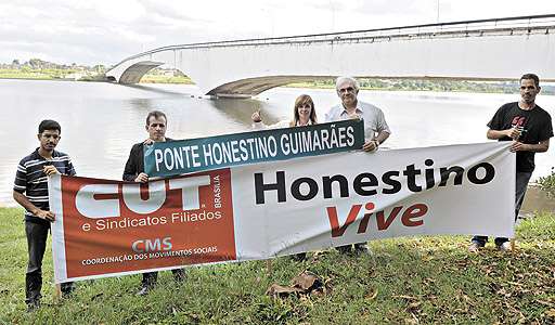 Os manifestantes querem convencer o poder público de que Honestino Guimarães é o nome ideal para a ponte: símbolo da liberdade  (Adauto Cruz/CB/D.A Press)
