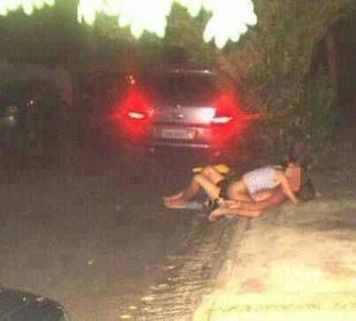 Em uma das fotos, uma casal aparece em uma calçada sem roupas (Reprodução Facebook)