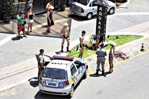 Policiais de Caldas Novas abordam homens de sunga na rua (Policia Militar/Divulgação)