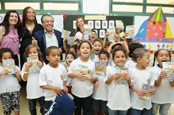 Professoras e alunos receberam o pai da Mônica na escola de Brazlândia (Monique Renne/CB DA Press)