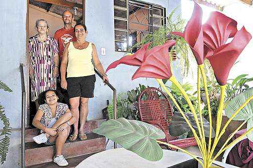 Izabela, ao lado da avó, da mãe e do tio: a família vive com a aposentadoria de um salário mínimo da matriarca (Marcelo Ferreira/CB/D.A Press)