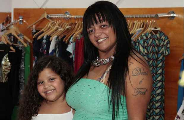 Lívia e a filha Aivil em uma de suas quatro lojas de Brasília. A intenção é expandir o negócio para outros estados (Viola Júnior/Esp. CB/D.A Press) Lívia e a filha Aivil em uma de suas quatro lojas de Brasília. A intenção é expandir o negócio para outros estados (Viola Júnior/Esp. CB/D.A Press)