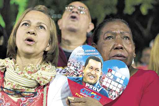 Simpatizante de Hugo Chávez participa de missa, em Caracas, em intenção da saúde do presidente: a oito dias da posse, o suspense toma a capital (Carlos Garcia Rawlins/Reuters)
