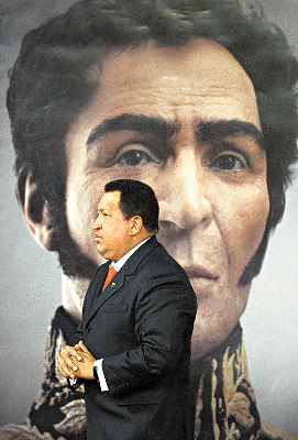 Hugo Chávez diante de quadro com o rosto de Simón Bolívar, sua fonte de inspiração política e ideológica (Juan Barreto/AFP)