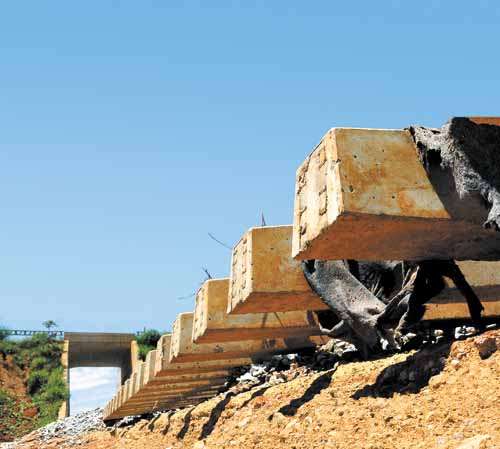 Os modernos dormentes de concreto instalados a partir de 2007, em Goiás, estão se deteriorando e já precisam de revisão antes mesmo de a estrada de ferro entrar em funcionamento, previsto para 2014 (Marcelo Ferreira/CB/D.A Press - 18/12/12) Os modernos dormentes de concreto instalados a partir de 2007, em Goiás, estão se deteriorando e já precisam de revisão antes mesmo de a estrada de ferro entrar em funcionamento, previsto para 2014 (Marcelo Ferreira/CB/D.A Press - 18/12/12)